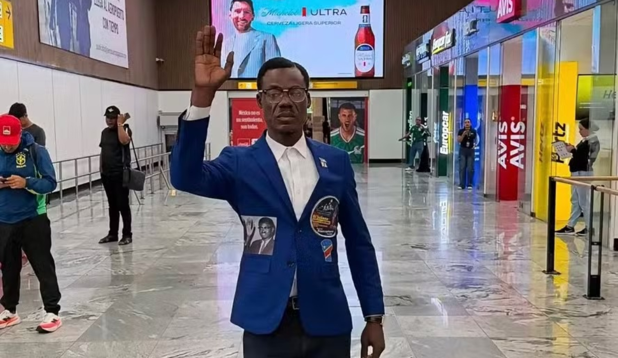 Michel Kuka Mboladinga acenando em aeroporto