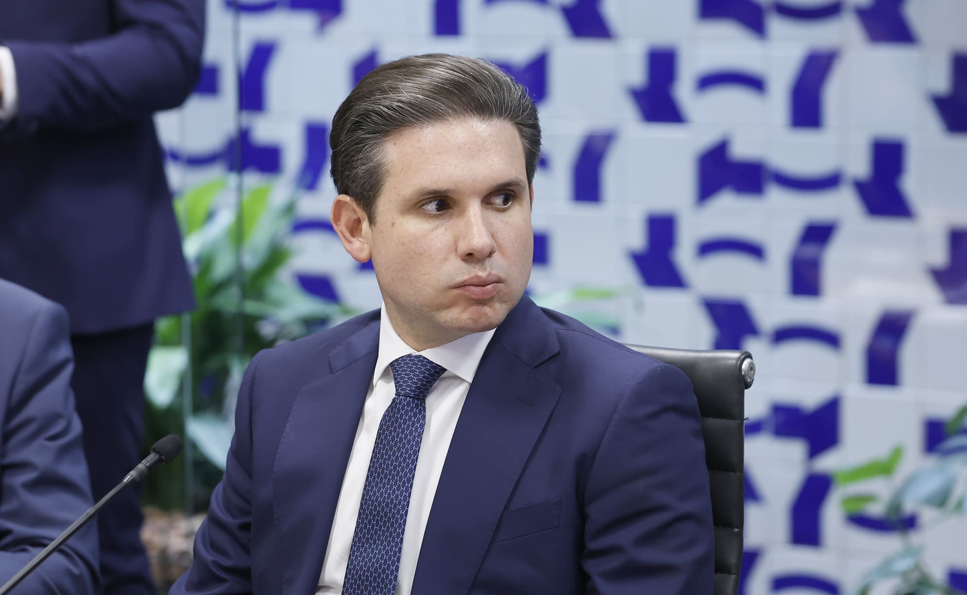presidente da Câmara, Hugo Motta (Republicanos-PB), olhando para o lado, sério