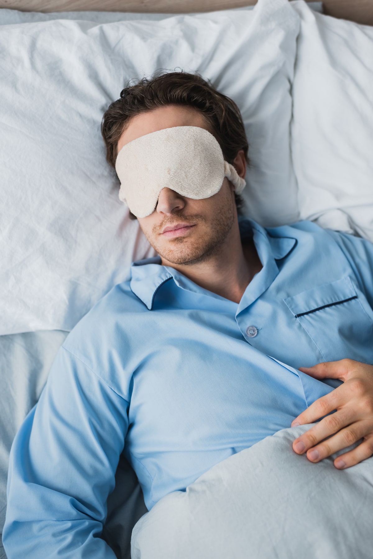 Cama arrumada com cobertas para dias frios