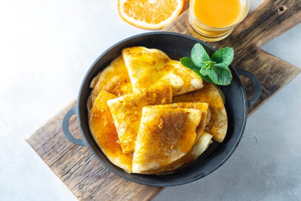Crepe Suzette com calda de laranja