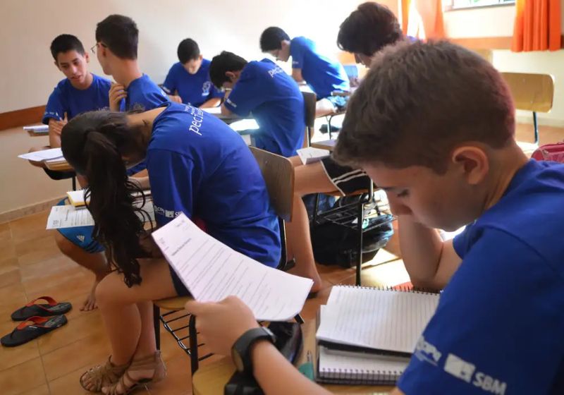 Estudantes em sala de aula