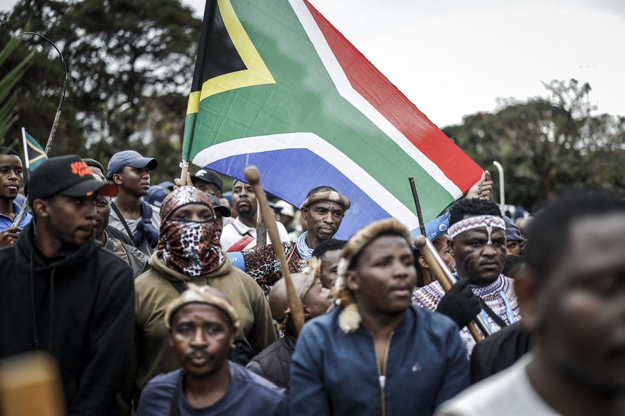 Manifestantes com bastões e escudos tradicionais zulus durante ato na África do Sul