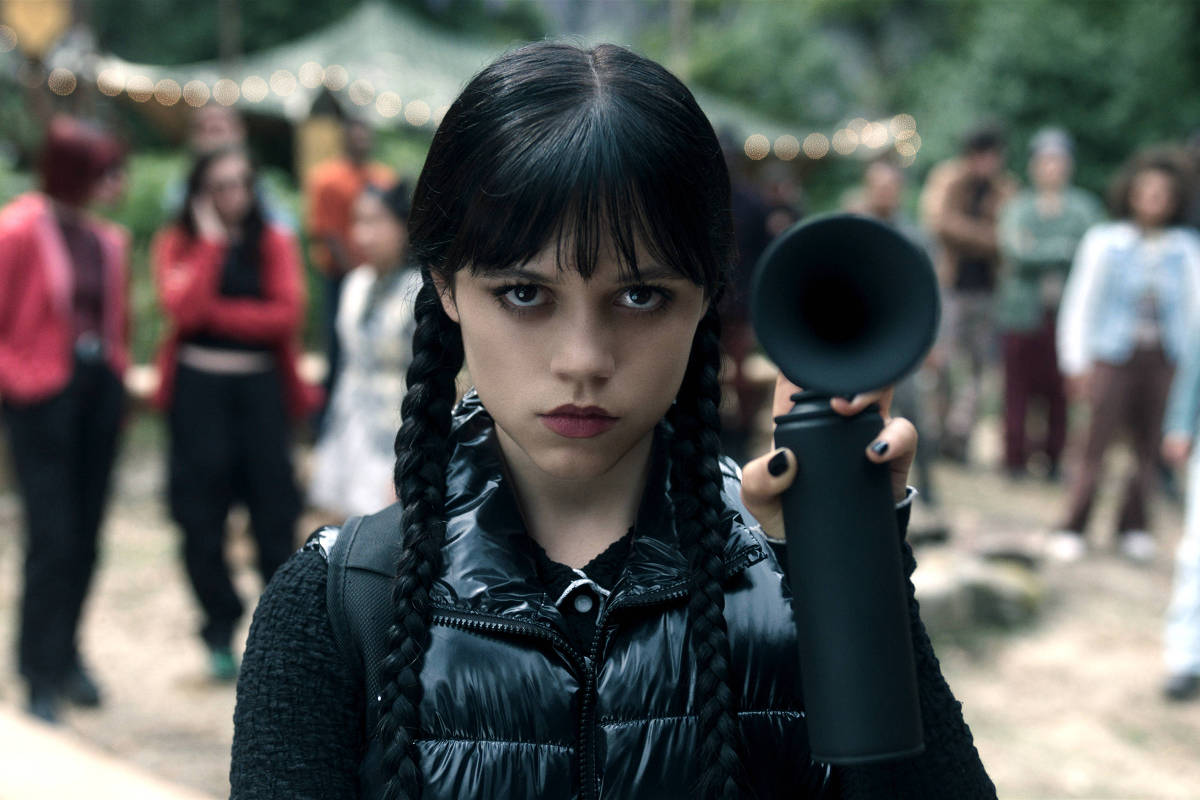 Jenna Ortega como Wandinha com megafone na segunda temporada da série