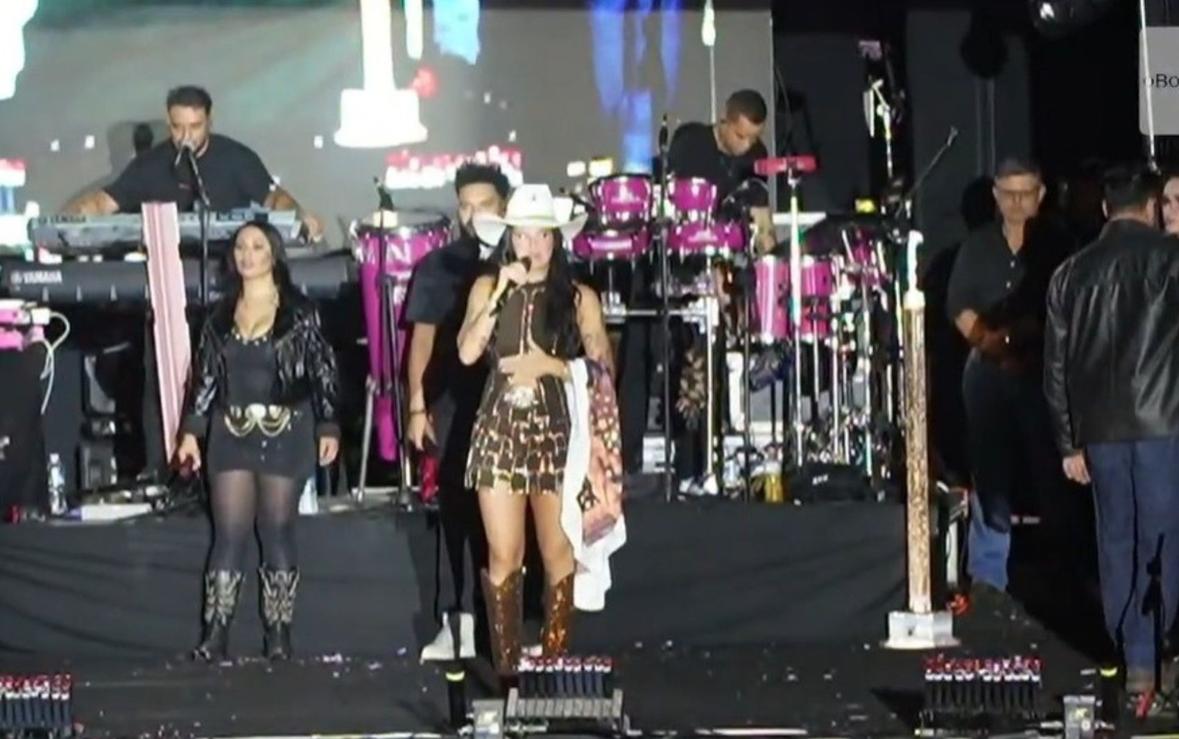 Ana Castela no palco durante festa de São João em Cruz das Almas