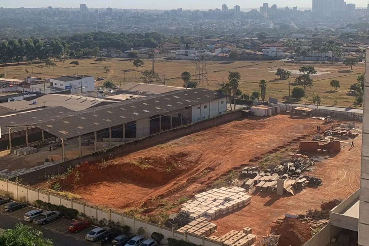 Terreno vazio onde um empreendimento da Anova seria construído