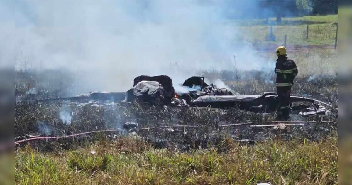 Avião de pequeno porte após queda em área rural