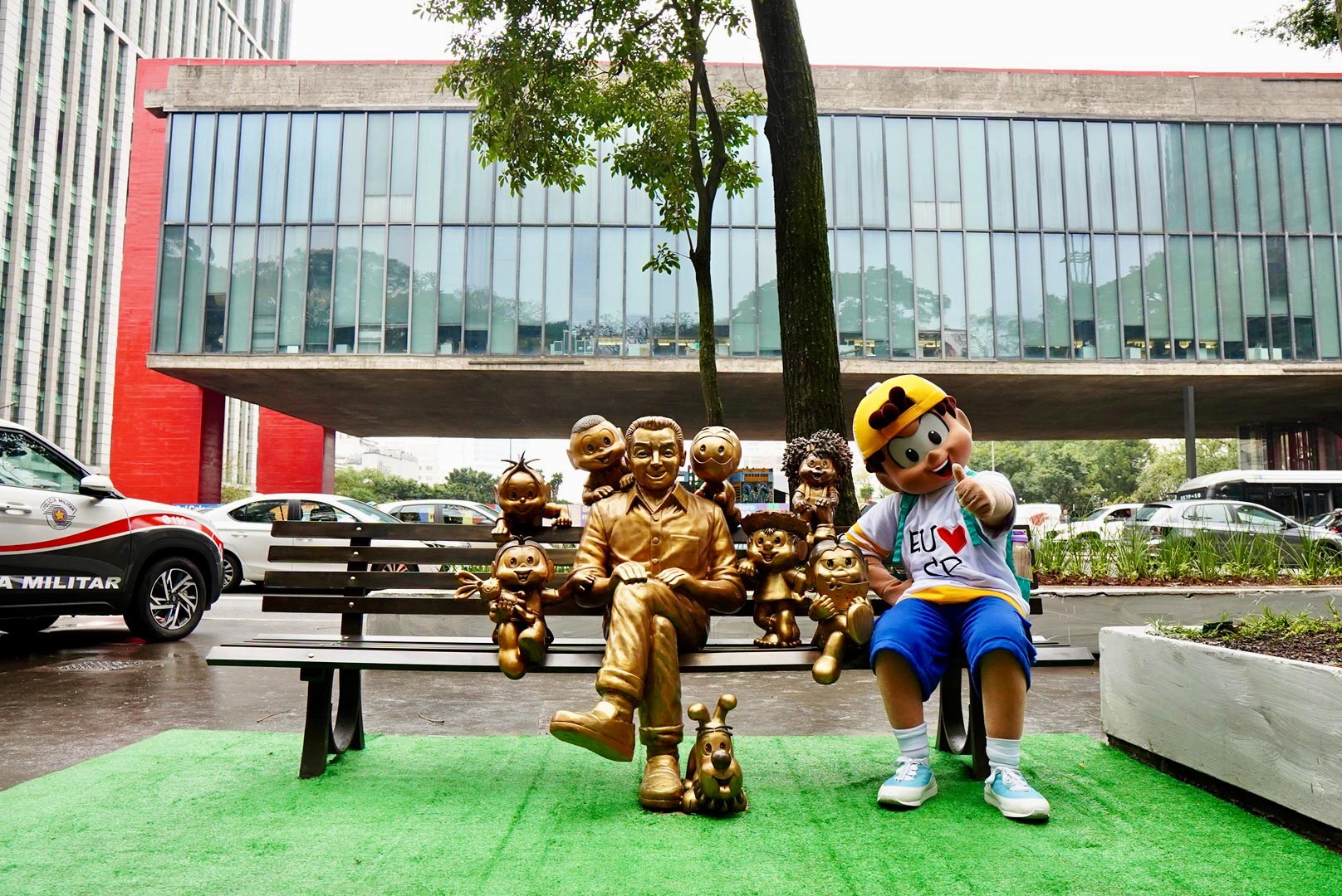 Banco de bronze de Mauricio de Sousa com personagens da Turma da Mônica