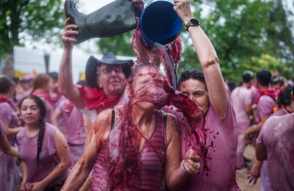 Participantes cobertos de vinho na Batalha do Vinho em Haro, na Espanha
