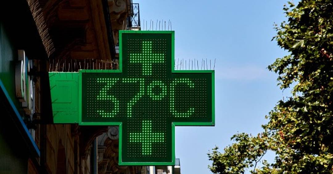 Termômetro de rua marca 37°C em Paris, na França