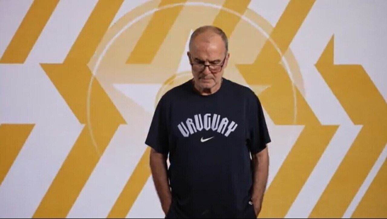 Marcelo Bielsa com a cabeça baixa durante ensaio oficial da Fifa