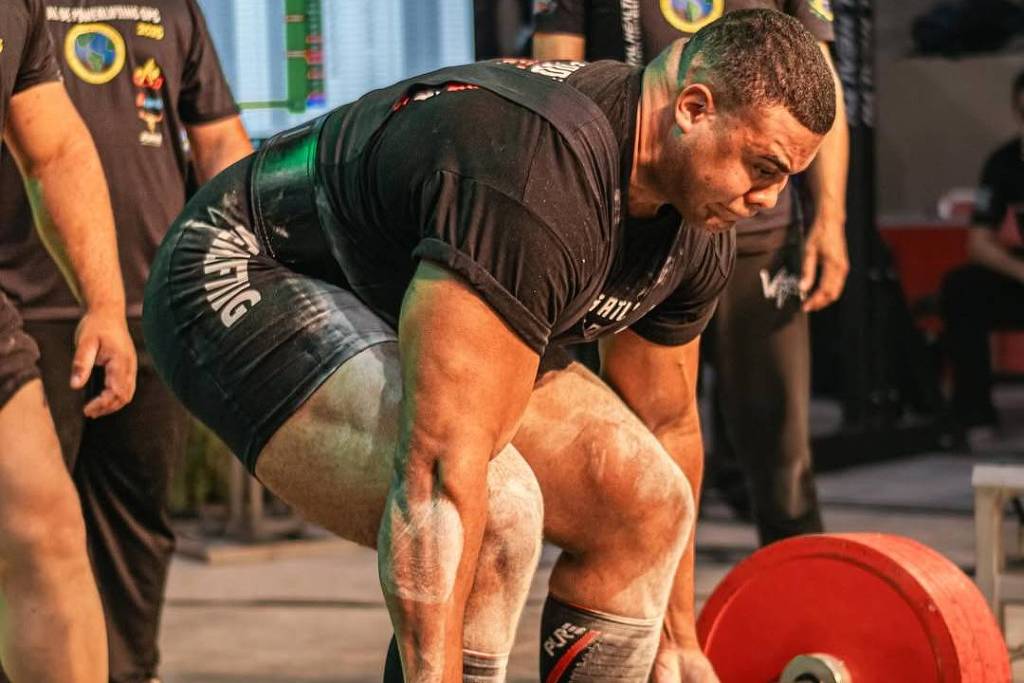 Bitelo realiza levantamento terra em campeonato de powerlifting
