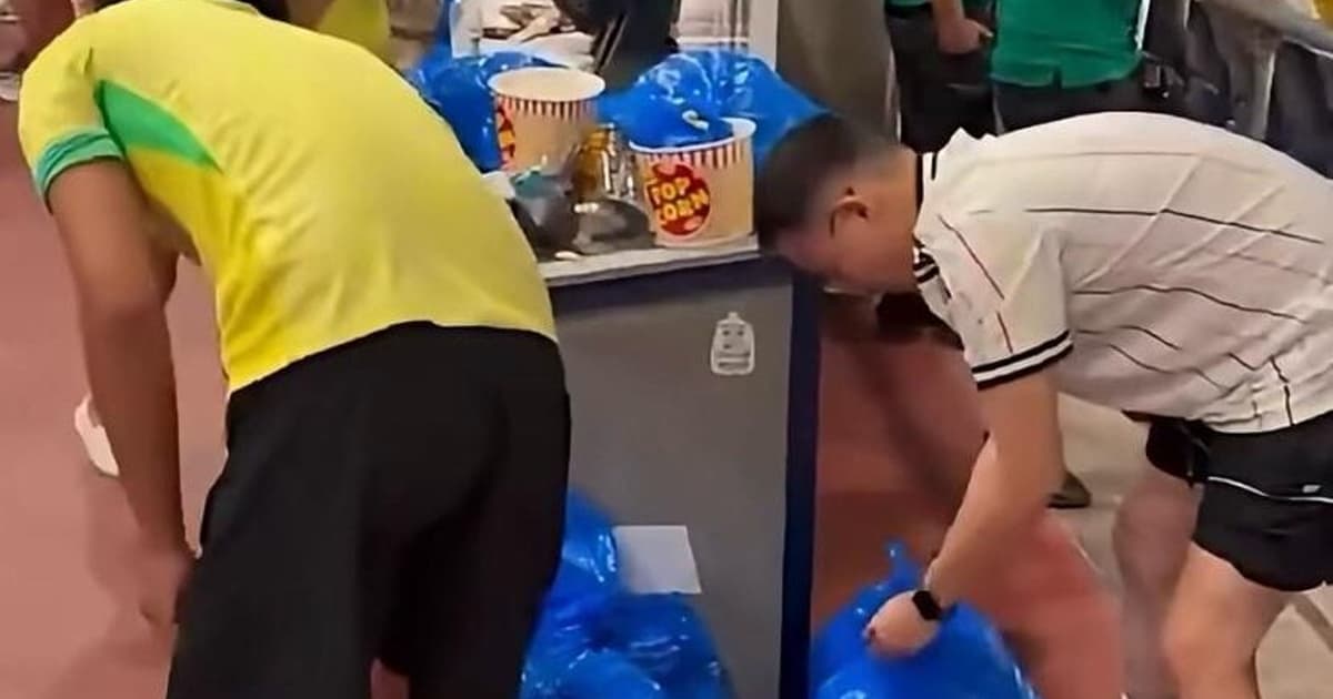 Torcedores de Brasil e Japão recolhem lixo no estádio