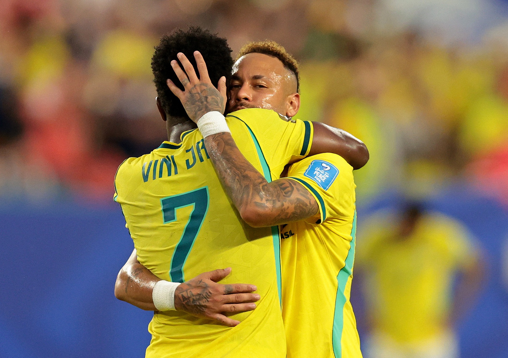 Neymar cumprimenta Vinicius Junior em Brasil x Escócia