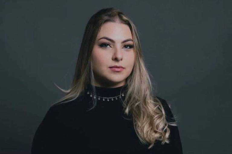Raphaela Coiado com blusa preta e colar prata