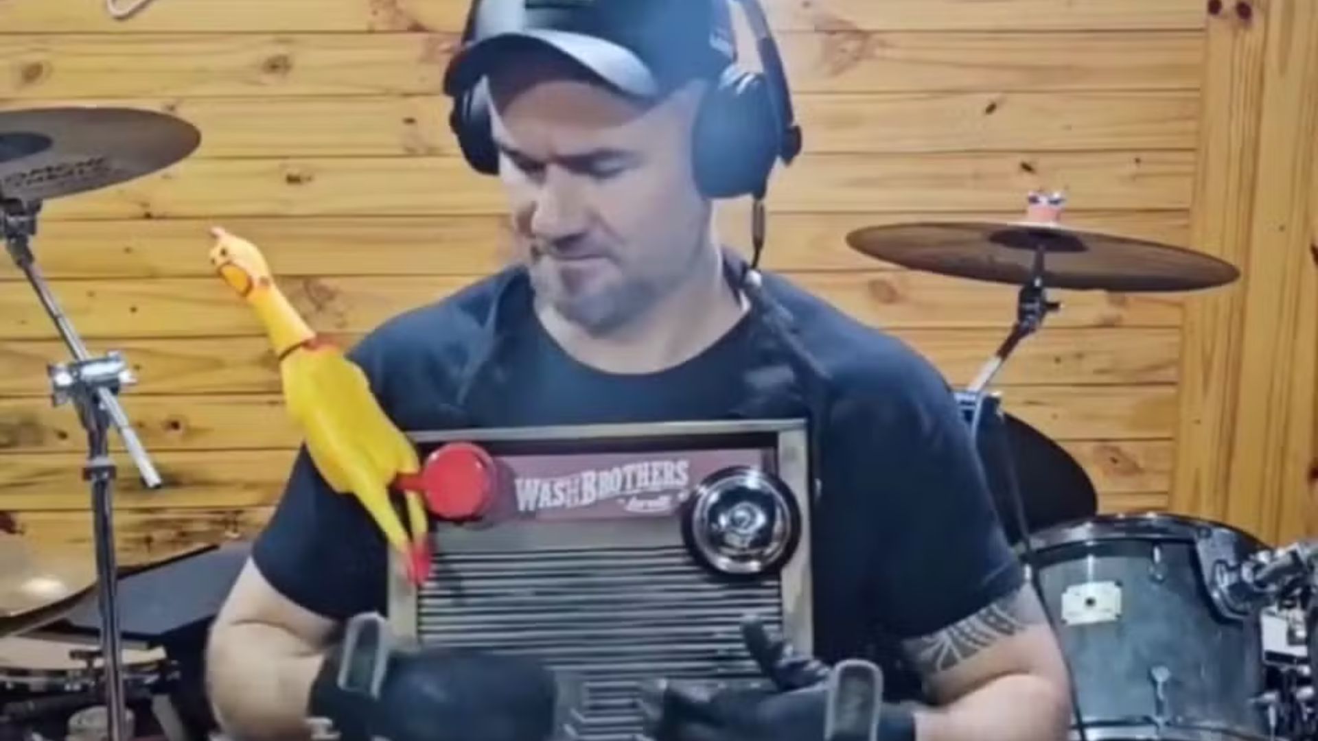 Marcelo Seghese toca com tábua de lavar e galinha de borracha