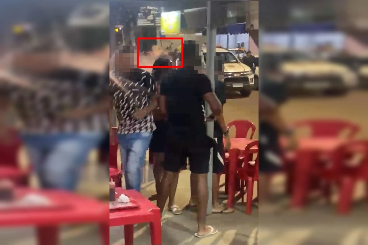 Policiais militares e moradores durante confusão em rua da Estrutural