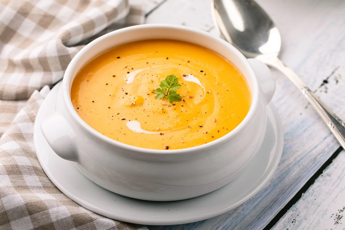 Caldo servido em tigela