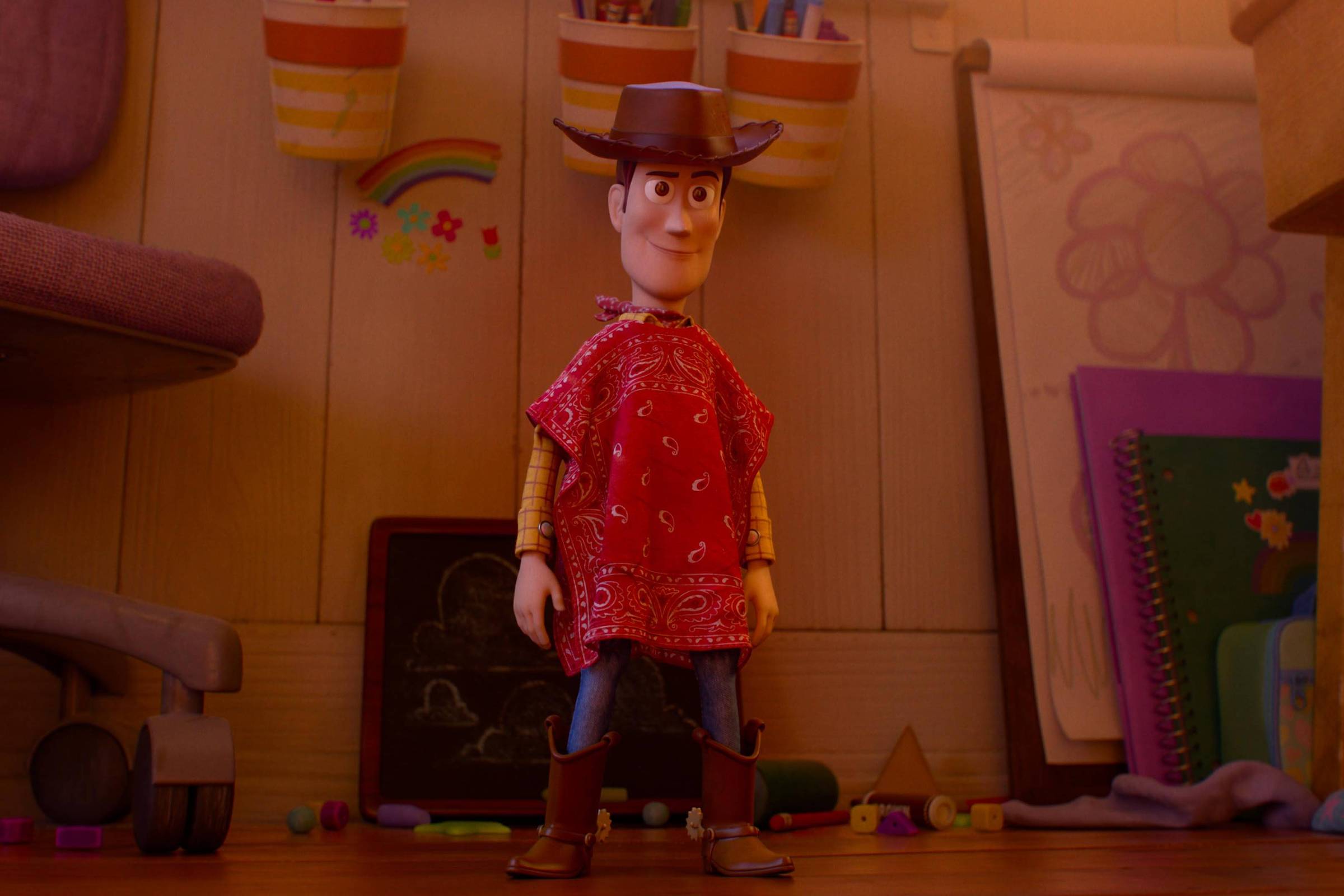 Woody em cena de Toy Story 5 dentro de um quarto infantil