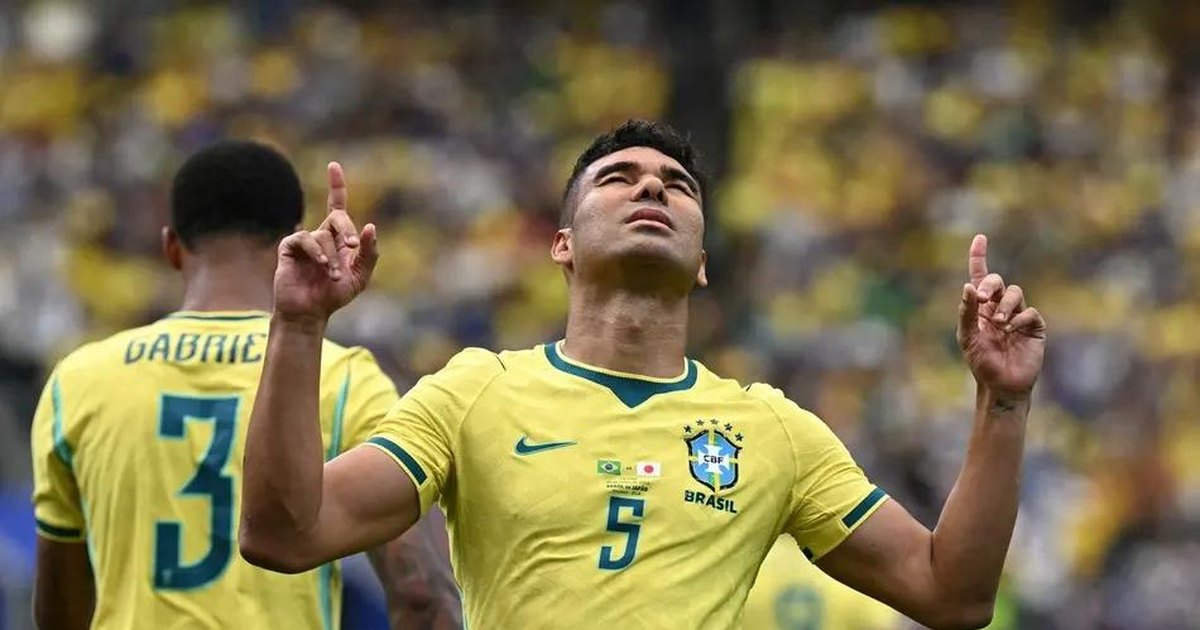 Casemiro com troféu de melhor em campo em Brasil x Japão