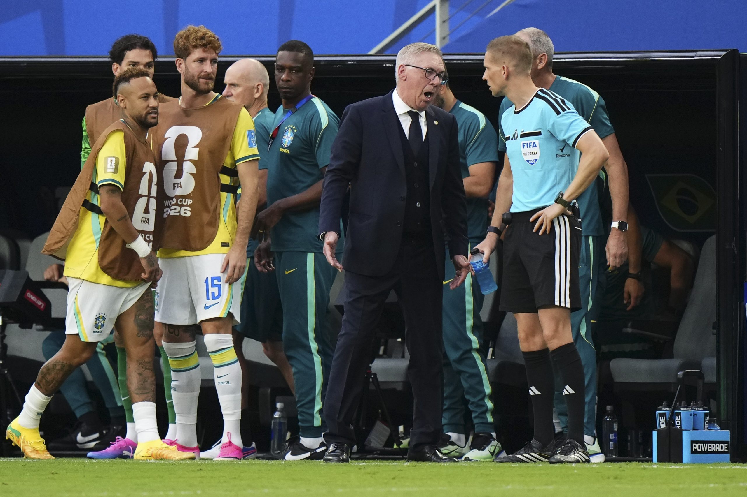 Carlo Ancelotti durante a partida entre Brasil e Escócia