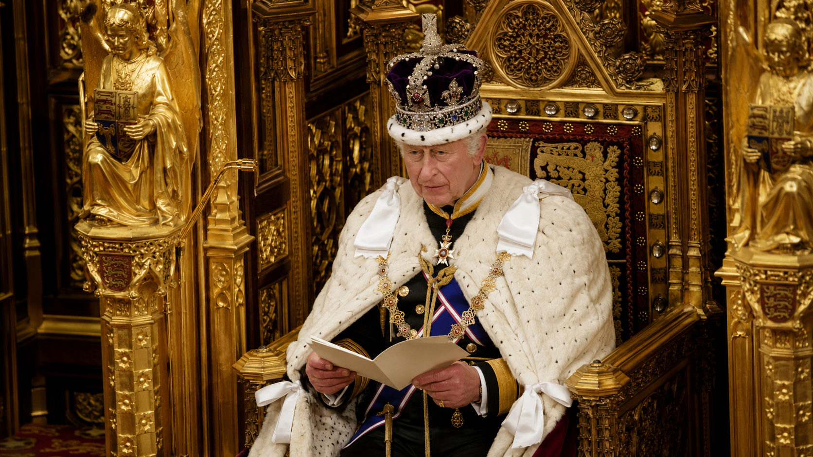Rei Charles III durante cerimônia oficial
