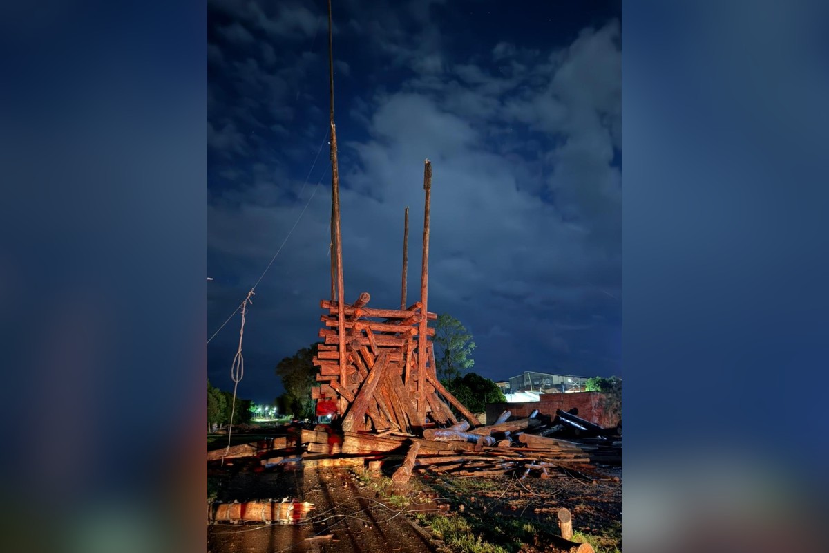 Parte da estrutura da fogueira da Fejupi caída durante a montagem