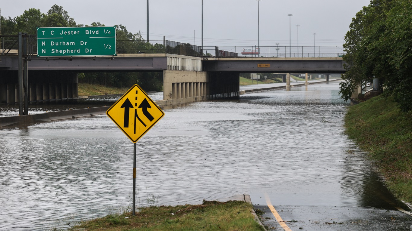 Rua alagada em Houston durante a tempestade tropical Arthur