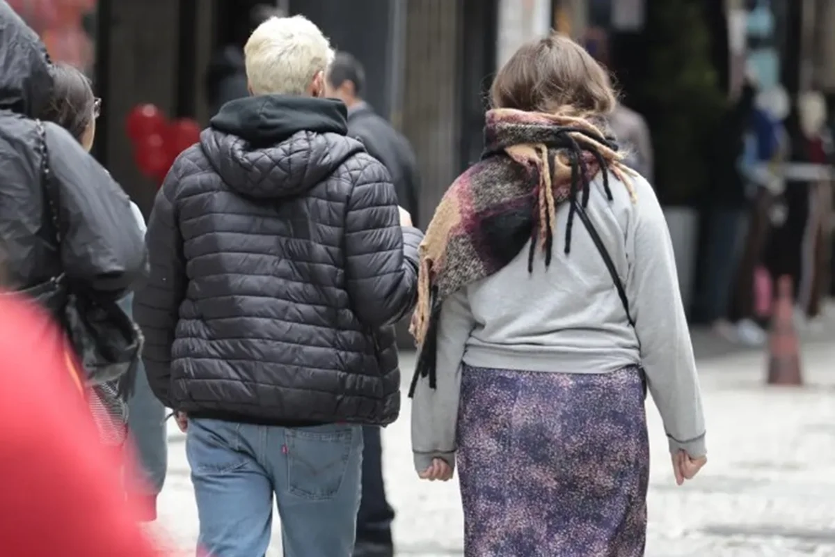 Pessoas em dia de frio no Brasil