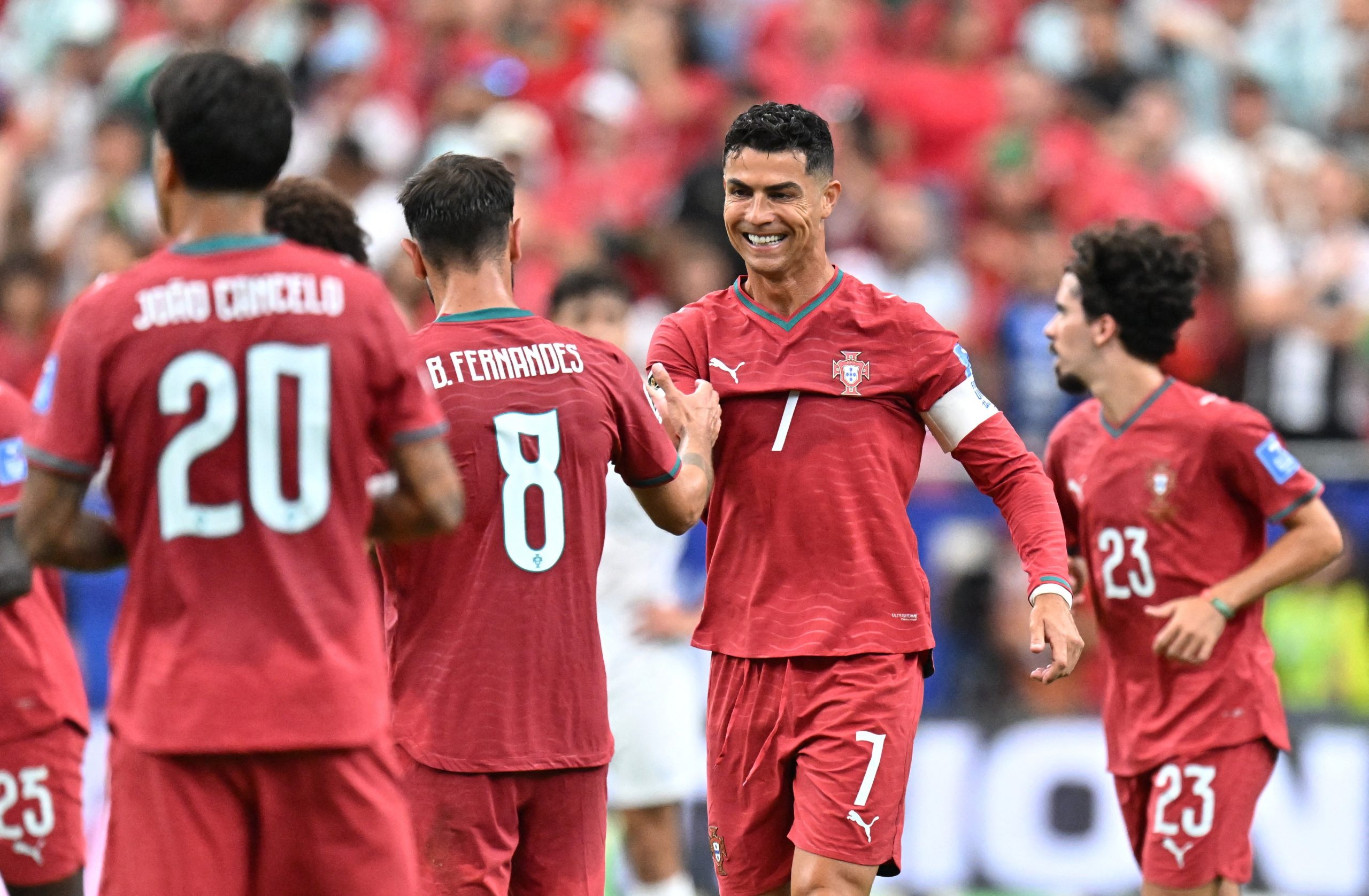 Cristiano Ronaldo e Bruno Fernandes comemoram gol de Portugal