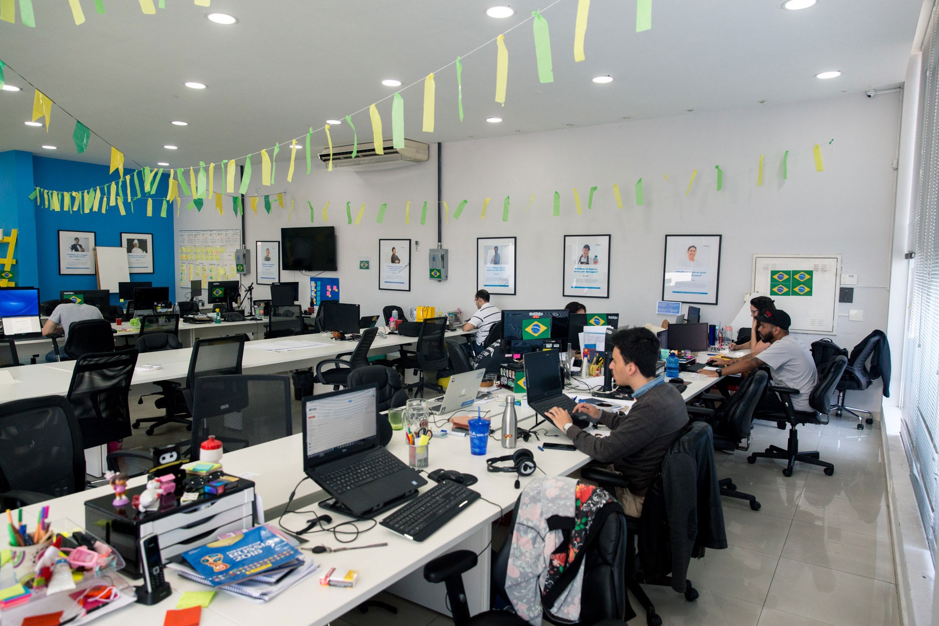 Ambiente de trabalho decorado para a Copa do Mundo
