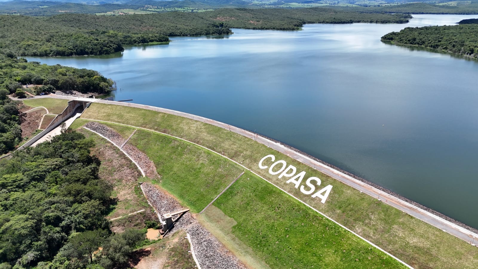 Reservatório de água da Copasa vertendo