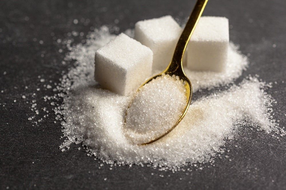 Cubos de açúcar sobre uma superfície