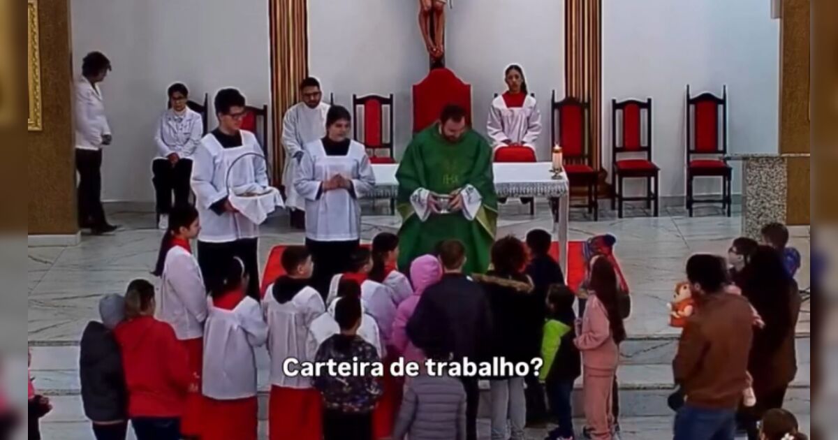 Criança conversa com padre diante do altar da Paróquia Santa Rita, em Cascavel