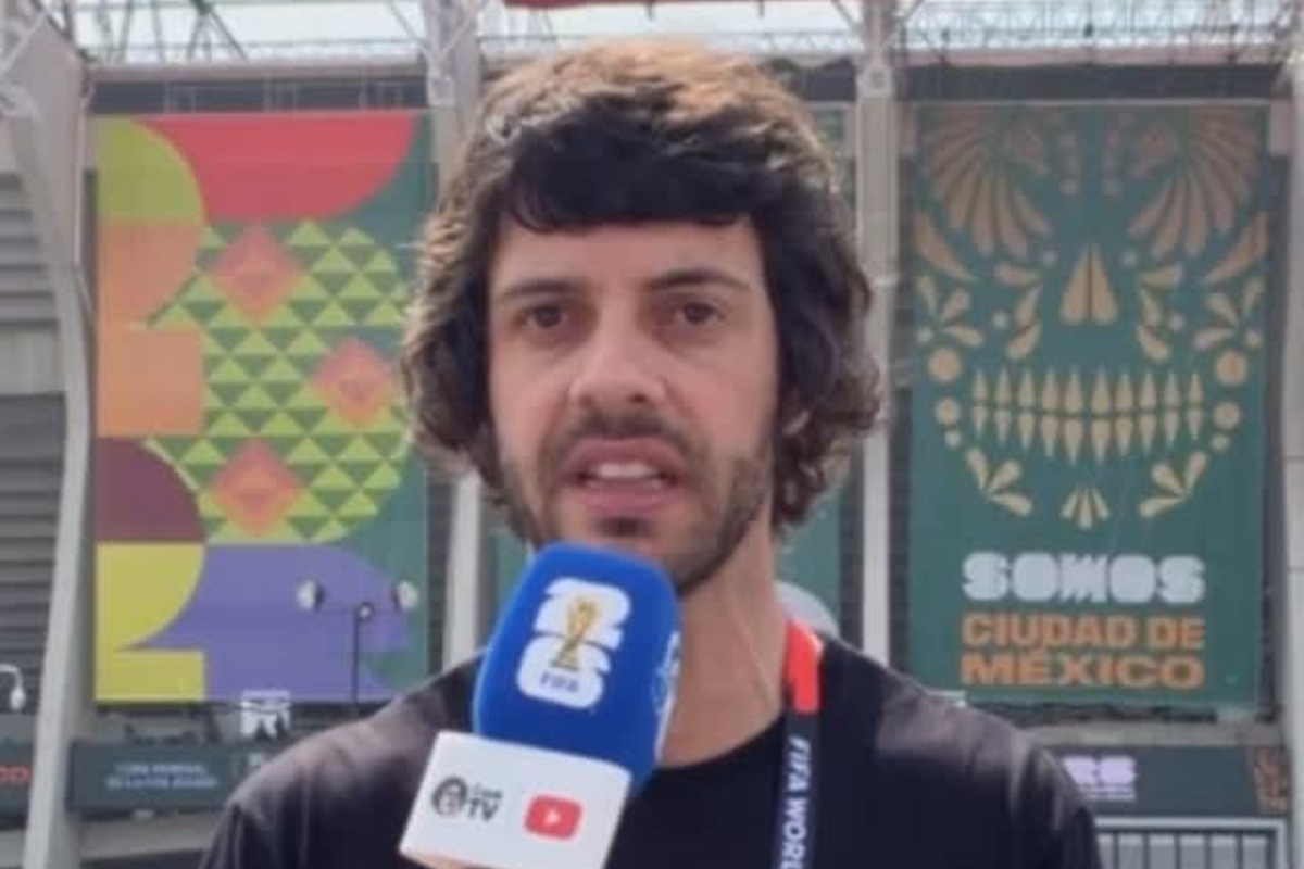 Diogo Defante durante transmissão da CazéTV