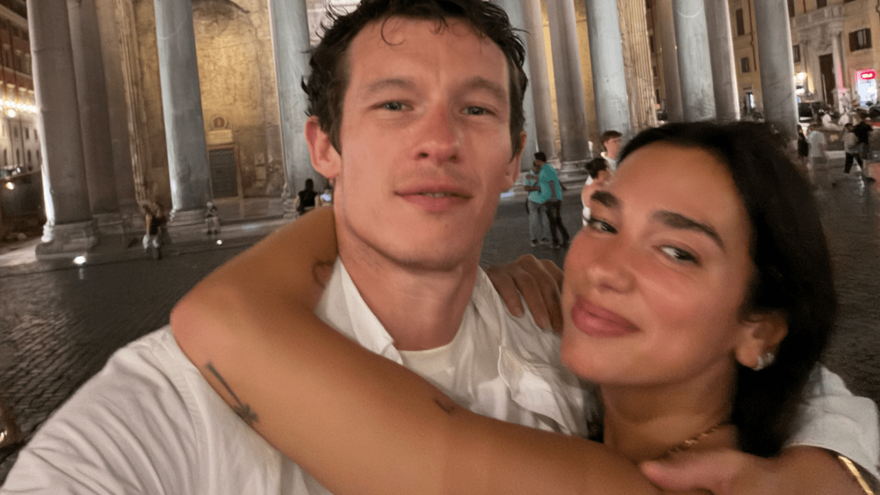 Dua Lipa em banheira durante viagem pela Itália