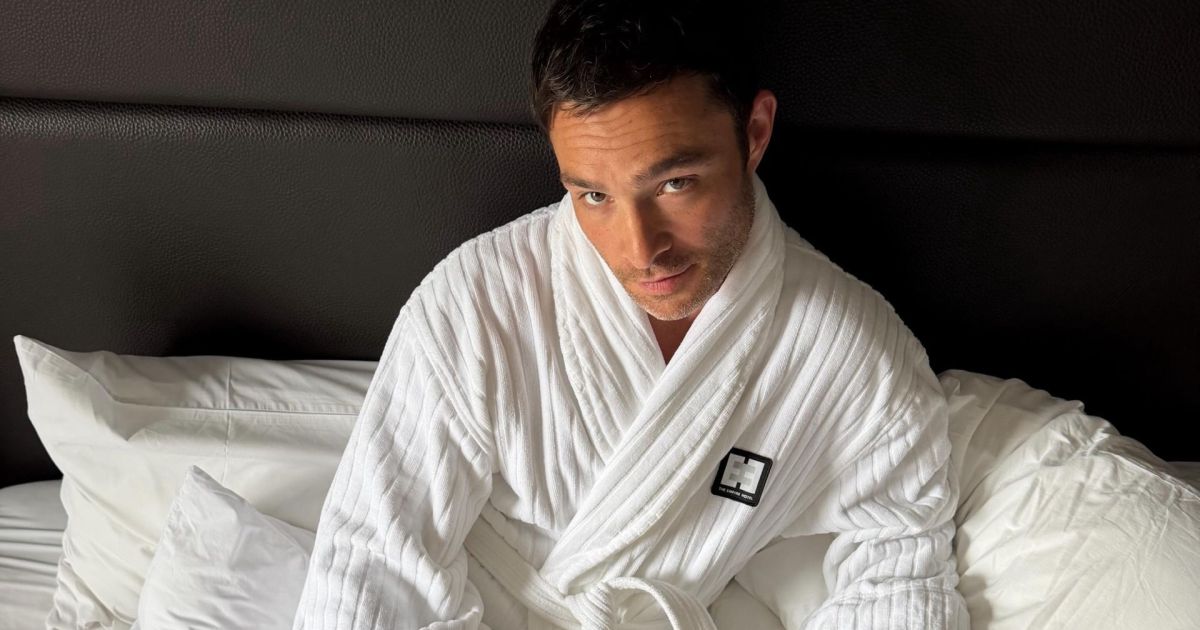 Ed Westwick de roupão durante comemoração de aniversário