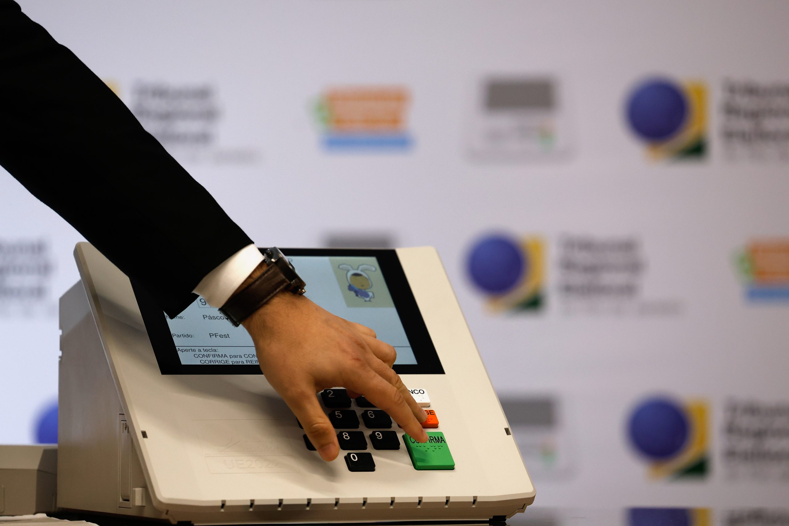 Urna eletrônica exibida em evento do TRE-RJ no Rio