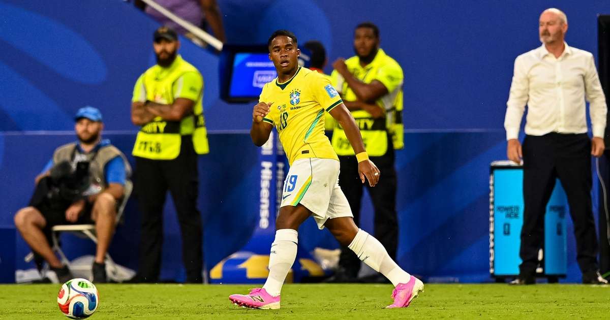 Endrick com esparadrapo no dedo anelar durante partida da Seleção Brasileira