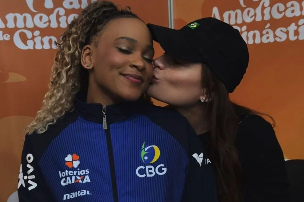 Rebeca Andrade com mulher que beija seu rosto