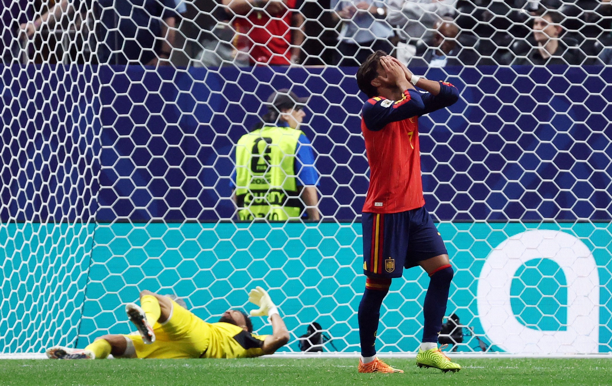 Jogador da Espanha lamenta lance diante do goleiro Vozinha