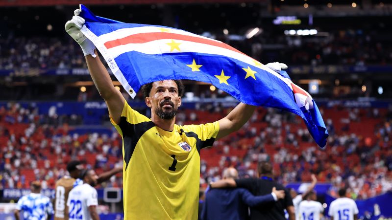 Vozinha com a bandeira de Cabo Verde após empate contra a Espanha