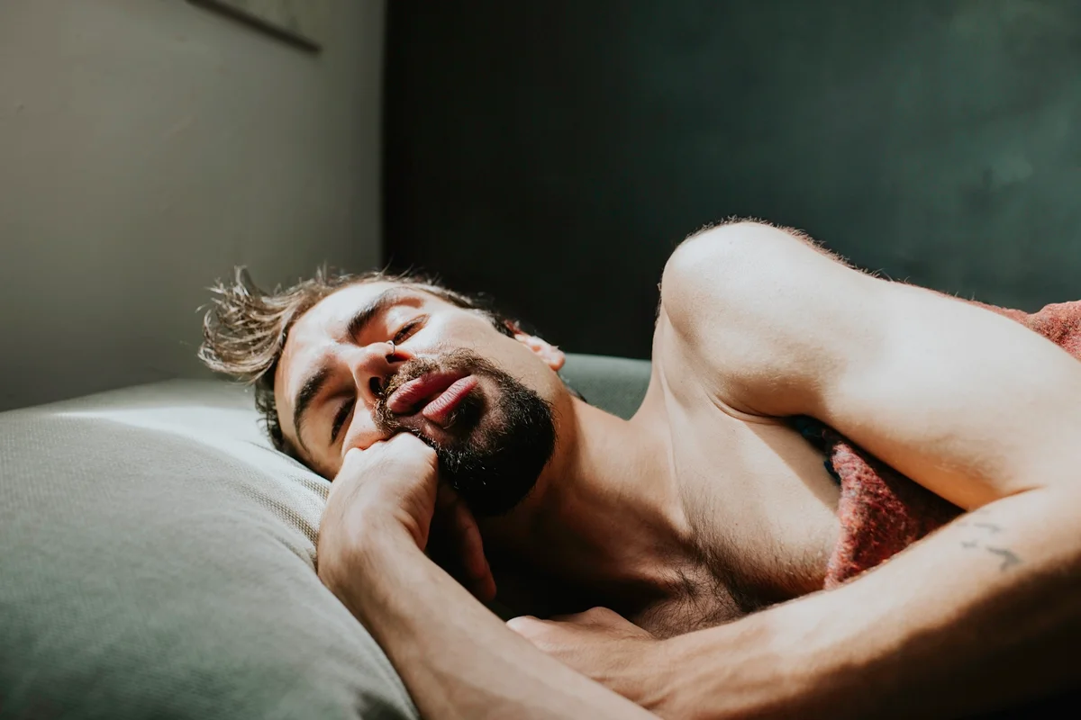 Pessoa dormindo em uma cama