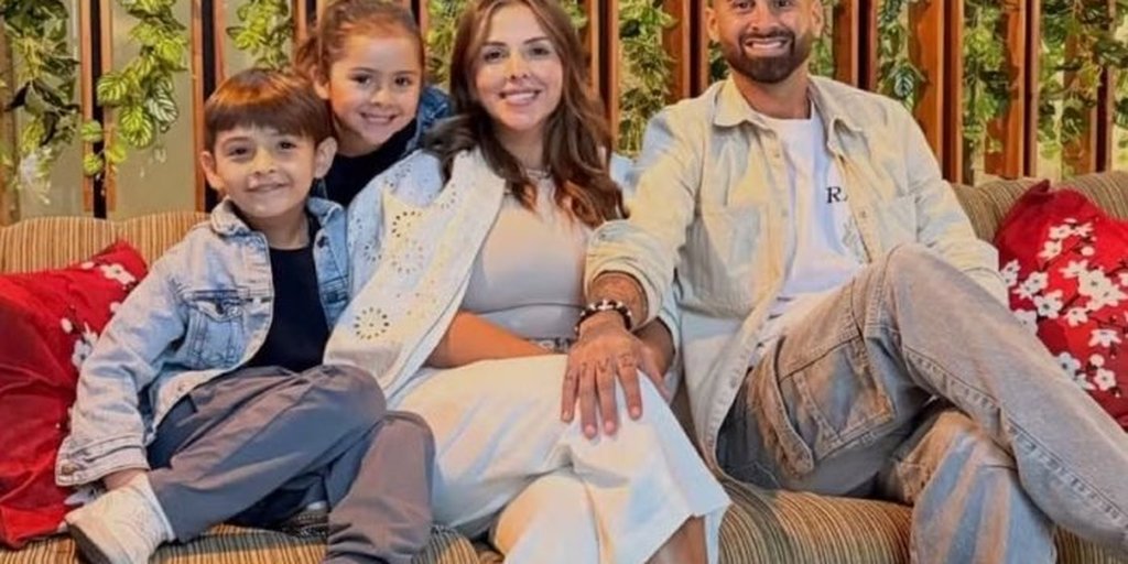 Lucas Trejo com a esposa e os dois filhos