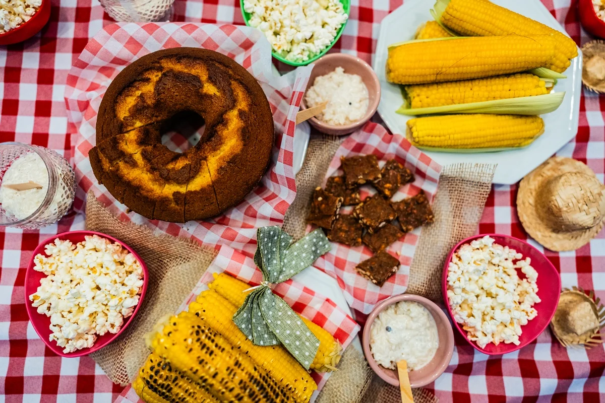 Comidas típicas de festa junina sobre mesa decorada