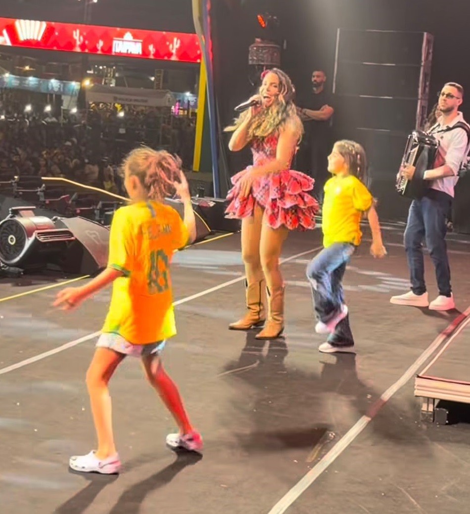 Ivete Sangalo com as filhas gêmeas Marina e Helena