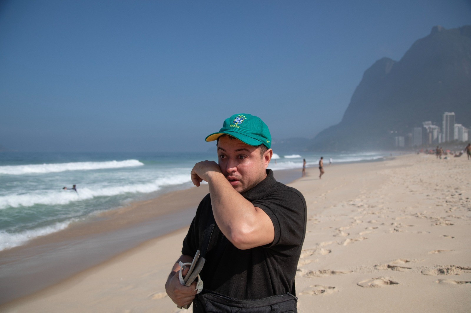 Familiares de José Ricardo Ramos na praia de São Conrado