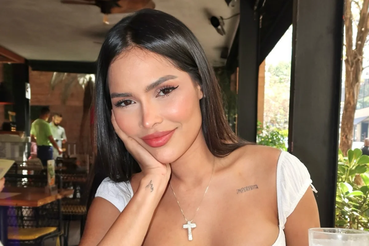 Cantora Flay com figurino de apresentação