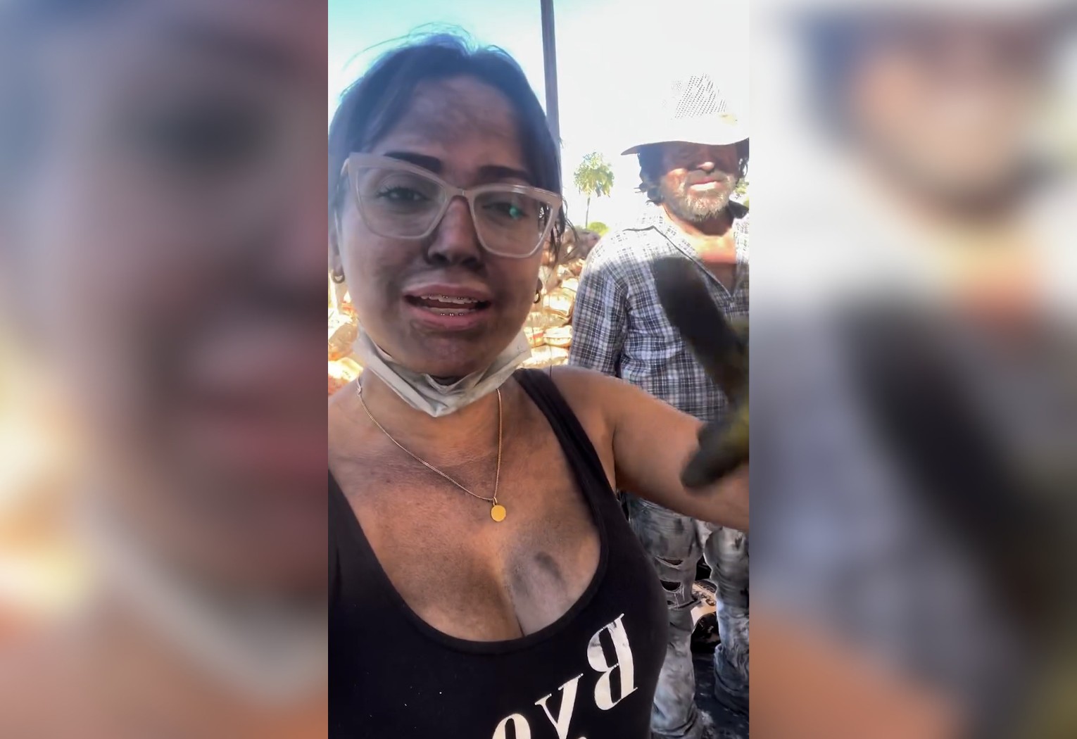 Jéssika Borges coberta de fuligem durante atividade com sacos de carvão