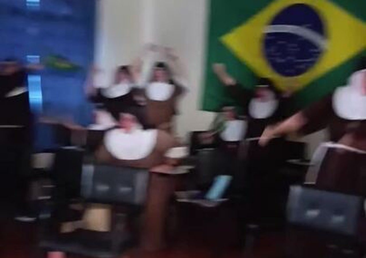 Freiras comemoram gol do Brasil dentro de mosteiro