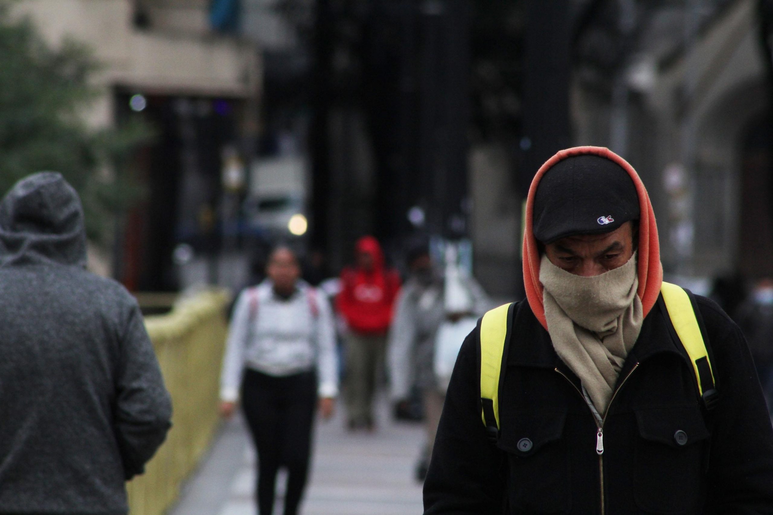 Pedestres com roupas de frio no centro de São Paulo